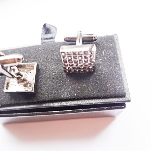 BRAND NEW CRYSTAL CUFFLINKS - Picture 2 of 2